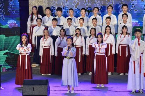 中学生诗歌朗诵视频,声动校园——中学生诗歌朗诵风采展示